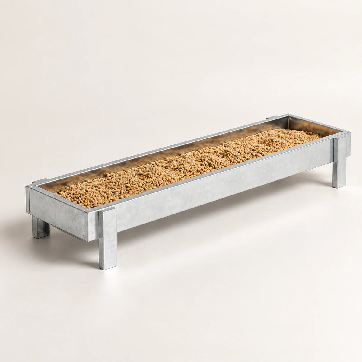 Mangeoire Longue pour Poules et Volailles en Acier Galvanisé – 80 cm — vue de trois quarts